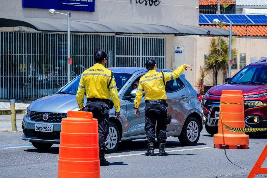 Agentes de trânsito orientam os motoristas Foto: Pei Fon/ Secom Maceió