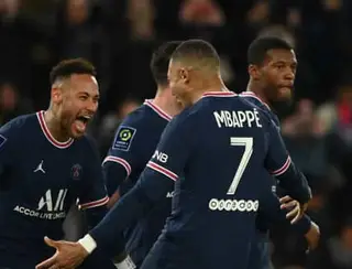 Com hat-trick de Mbappé e gol 100 de Neymar, PSG goleia o Metz