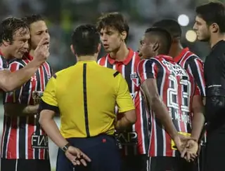 Com três jogadores a menos, São Paulo derrota Universidad Católica