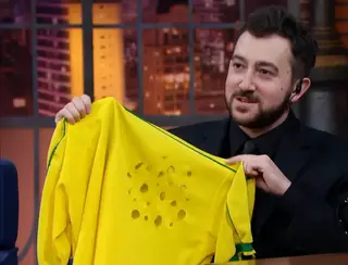 Ator de Todo Mundo Odeia o Chris ganha camiseta do Brasil 'comprada com o Perigo'! Entenda