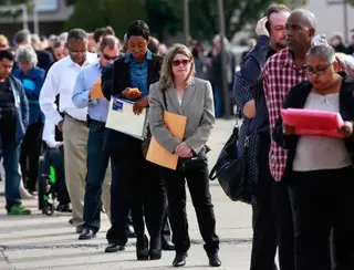 Pedidos de auxílio-desemprego nos EUA ficam estáveis em níveis baixos