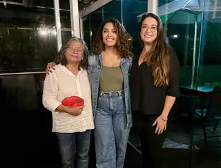 Camila Moura, ex do Lucas Buda, posa com Marlene Mattos, antiga empresária da Xuxa