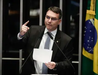 Flávio Bolsonaro pede para TCU suspender licitação do governo Lula para agências de publicidade