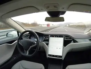 Tesla Autopilot sofre nova investigação após ligação com mortes e acidentes