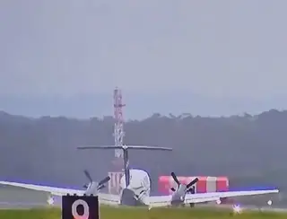 Piloto pousa avião sem trem de pouso em Newcastle, na Austrália; veja