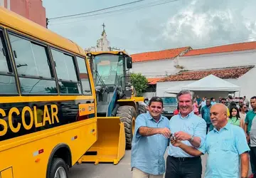 Collor faz entrega de pá carregadeira e ônibus escolar em Santa Luzia do Norte
