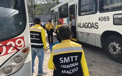 Ônibus são lacrados em Maceió durante fiscalização da SMTT 