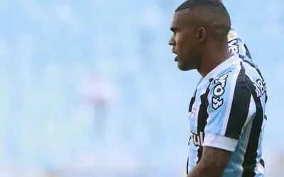 Livres da covid-19, Douglas Costa e Rodrigues iniciam a pré-temporada no Grêmio