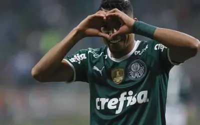 Rony se diz honrado por jogar no Palmeiras após alcançar marca de Zico e Pelé