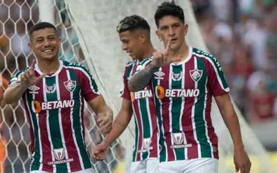 Fluminense goleia Corinthians e dá salto na classificação