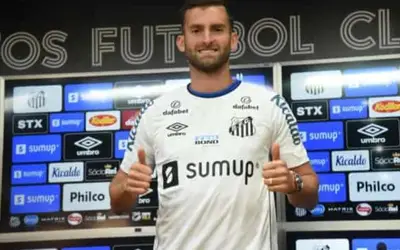 Santos oficializa a venda do atacante Léo Baptistão para o Almería, da Espanha