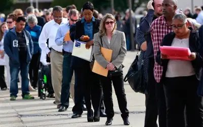 Pedidos de auxílio-desemprego nos EUA ficam estáveis em níveis baixos