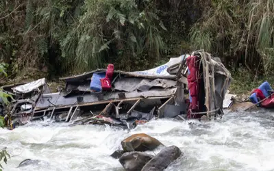 Acidente de ônibus no Peru deixa ao menos 25 mortos e 13 feridos
