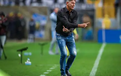 Renato Gaúcho cobra reforços após jogo ruim do Grêmio: 'Não temos elenco para três competições'