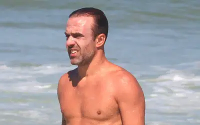 Roger Flores toma banho de mar para se refrescar do calor