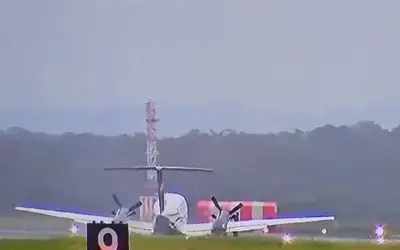 Piloto pousa avião sem trem de pouso em Newcastle, na Austrália; veja