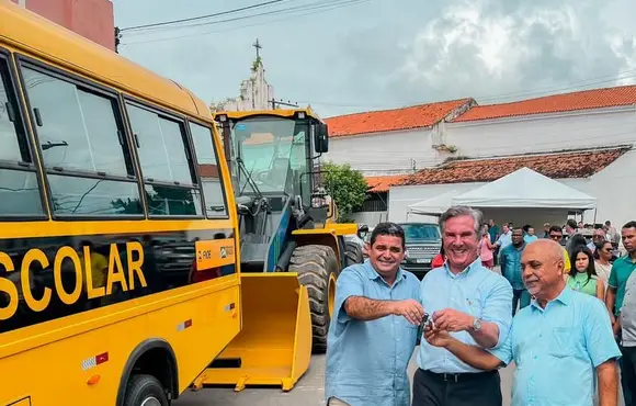 Collor faz entrega de pá carregadeira e ônibus escolar em Santa Luzia do Norte