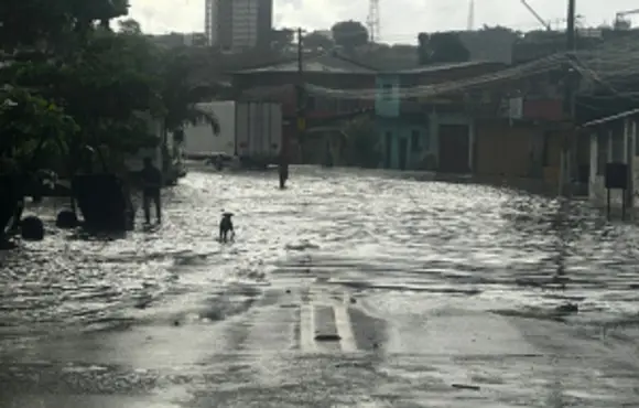 Chuva forte provoca transtornos e alagamentos em vários pontos de Maceió