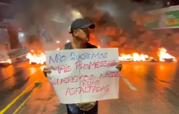 Moradores da Grota do Arroz cobram promessas não cumpridas por JHC em protesto na Gustavo Paiva