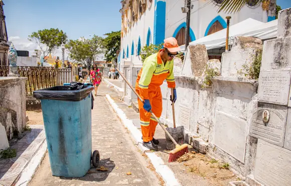 Prefeitura de Maceió intensifica serviços de limpeza em cemitérios públicos da capital